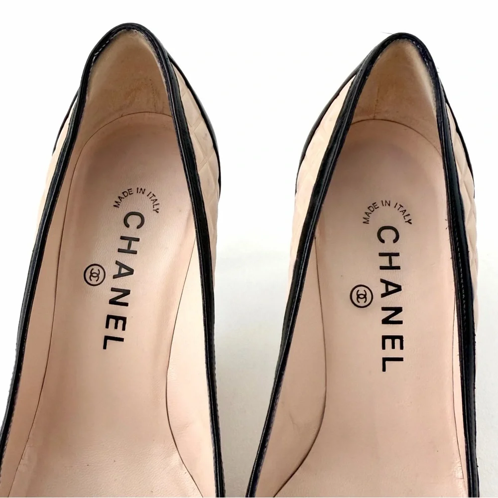 CHANEL || Beige Quilted Leather Black Cap Toe Pointed Pumps Heels EU 37